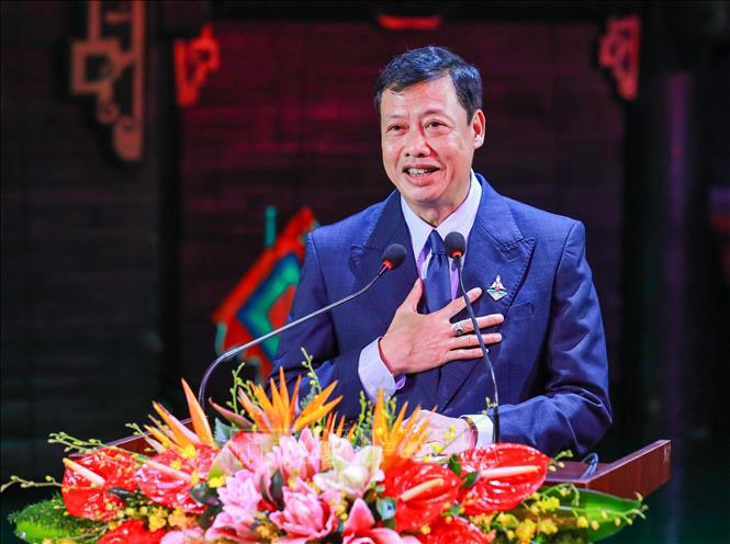 NSND Nguyễn Tiến Dũng, Giám đốc Nhà hát Múa rối Việt Nam phát biểu tại Lễ kỷ niệm 70 năm Ngày thành lập Nhà hát Múa rối Việt Nam (12/3/1956-12/3/2026) và đón nhận Huân chương Lao động hạng Ba. Ảnh: Khánh Hoà - TTXVN