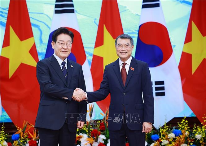 Thủ tướng Lê Minh Hưng hội kiến Tổng thống Hàn Quốc Lee Jae Myung. Ảnh: Dương Giang – TTXVN
