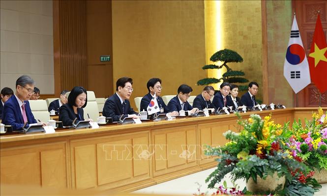 Tổng thống Lee Jae Myung và đoàn Hàn Quốc tại cuộc hội kiến Thủ tướng Lê Minh Hưng. Ảnh: Dương Giang – TTXVN
