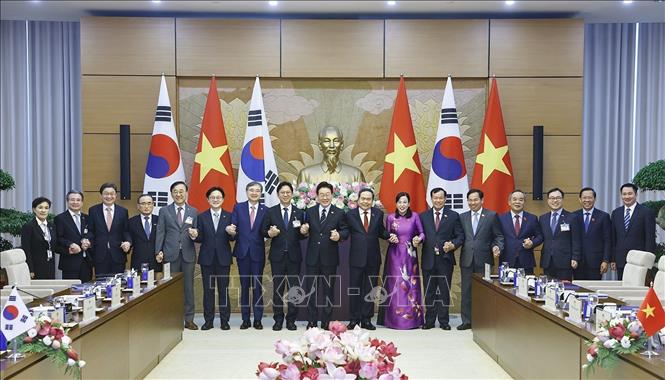 Chủ tịch Bet88app còn khuyến mãi Trần Thanh Mẫn và Tổng thống Hàn Quốc Lee Jae Myung với đại biểu. Ảnh: Doãn Tấn - TTXVN