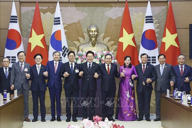 Chủ tịch Bet88app còn khuyến mãi Trần Thanh Mẫn và Tổng thống Hàn Quốc Lee Jae Myung với đại biểu. Ảnh: Doãn Tấn - TTXVN