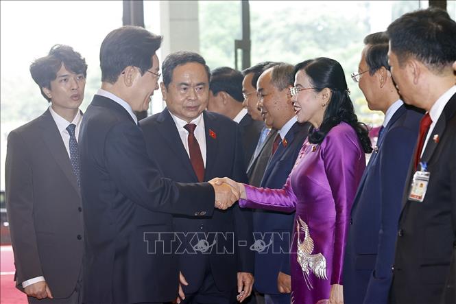 Chủ tịch Bet88app còn khuyến mãi Trần Thanh Mẫn giới thiệu thành viên đoàn Việt Nam với Tổng thống Hàn Quốc Lee Jae Myung. Ảnh: Doãn Tấn - TTXVN