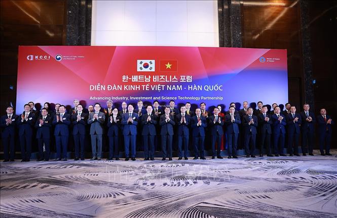 Thủ tướng Lê Minh Hưng và Tổng thống Hàn Quốc Lee Jae Myung cùng các đại biểu dự Diễn đàn kinh tế Việt Nam – Hàn Quốc. Ảnh: Dương Giang – TTXVN
