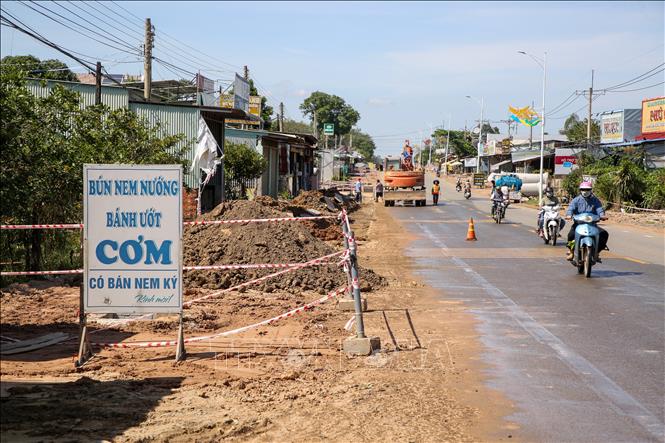 Nhiều tuyến đường tại Tây Ninh được đầu tư khang trang, tạo thuận lợi cho người dân đi lại và vận chuyển hàng hóa. Ảnh: Giang Phương - TTXVN