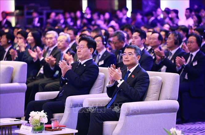 Thủ tướng Lê Minh Hưng và Tổng thống Hàn Quốc Lee Jae Myung dự Diễn đàn kinh tế Việt Nam – Hàn Quốc. Ảnh: Dương Giang – TTXVN