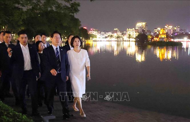 Tổng thống Hàn Quốc Lee Jae Myung và Phu nhân Kim Hae Kyung đã có những phút giây thư giãn đi dạo bên hồ Hoàn Kiếm. Ảnh: Phạm Kiên - TTXVN