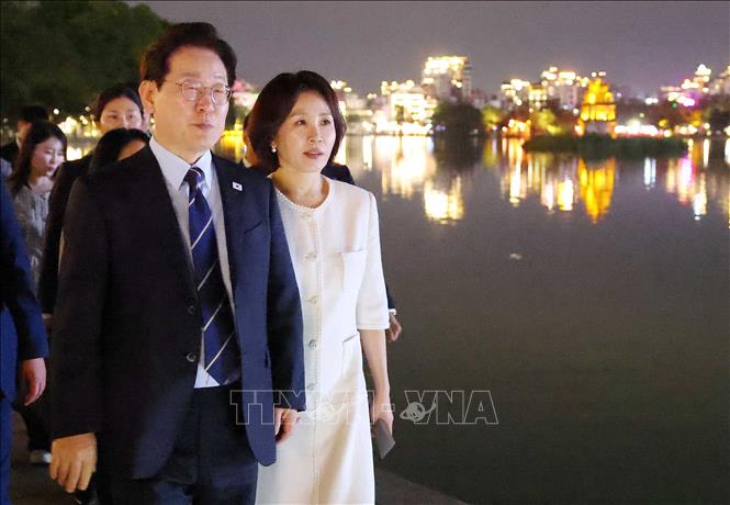 Tổng thống Hàn Quốc Lee Jae Myung và Phu nhân Kim Hae Kyung có những phút giây thư giãn đi dạo bên hồ Hoàn Kiếm. Ảnh: Phạm Kiên - TTXVN