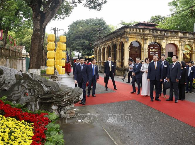 Bet8801234.com cá cược độc quyền, Chủ tịch nước Tô Lâm và Tổng thống Hàn Quốc Lee Jae Myung nghe giới thiệu về lịch sử và ý nghĩa của Thành bậc rồng đá Điện Kính Thiên. Ảnh: Thống Nhất – TTXVN