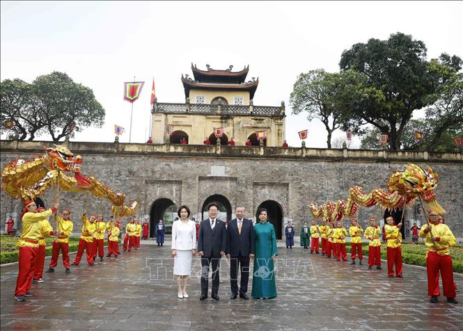 Bet8801234.com cá cược độc quyền, Chủ tịch nước Tô Lâm và Phu nhân Ngô Phương Ly cùng Tổng thống Hàn Quốc Lee Jae Myung và Phu nhân Kim Hye Kyung chụp ảnh chung trước Cổng thành Đoan Môn. Ảnh: Thống Nhất – TTXVN