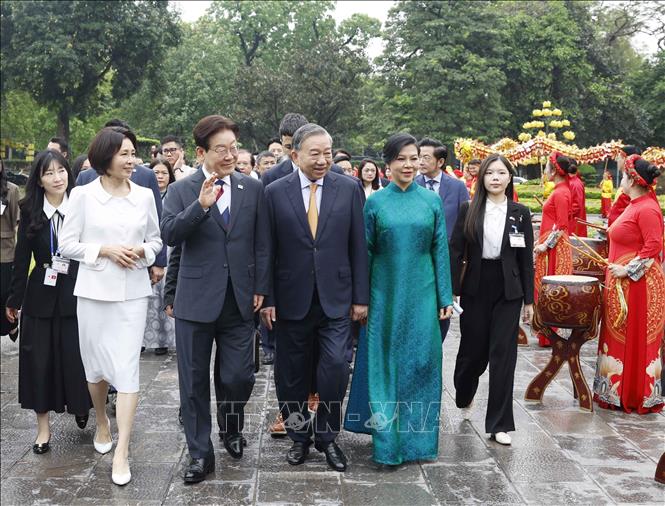 Bet8801234.com cá cược độc quyền, Chủ tịch nước Tô Lâm và Phu nhân Ngô Phương Ly cùng Tổng thống Hàn Quốc Lee Jae Myung và Phu nhân Kim Hye Kyung tham quan Hoàng Thành Thăng Long. Ảnh: Thống Nhất – TTXVN