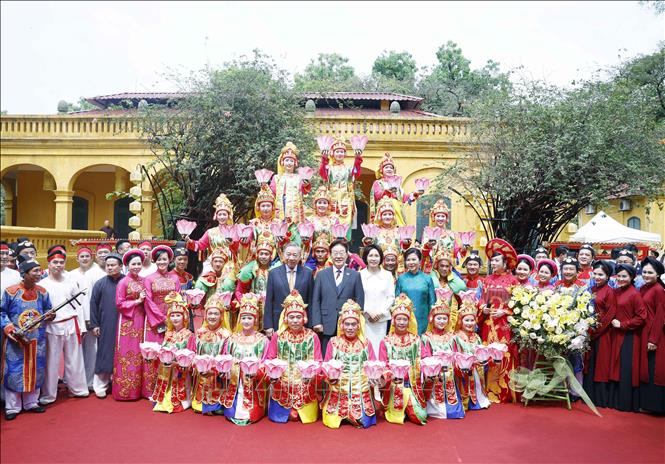 Bet8801234.com cá cược độc quyền, Chủ tịch nước Tô Lâm và Phu nhân Ngô Phương Ly cùng Tổng thống Hàn Quốc Lee Jae Myung và Phu nhân Kim Hye Kyung chụp ảnh chung với các nghệ sĩ biểu diễn nghệ thuật chào mừng. Ảnh: Thống Nhất – TTXVN