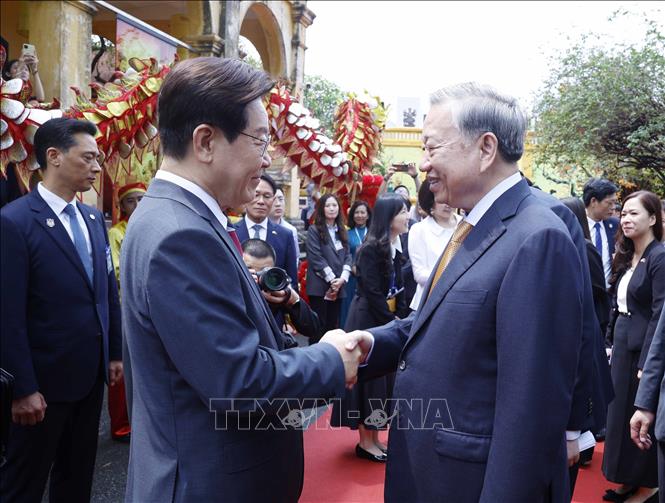 Bet8801234.com cá cược độc quyền, Chủ tịch nước Tô Lâm tiễn Tổng thống Hàn Quốc Lee Jae Myung. Ảnh: Thống Nhất – TTXVN