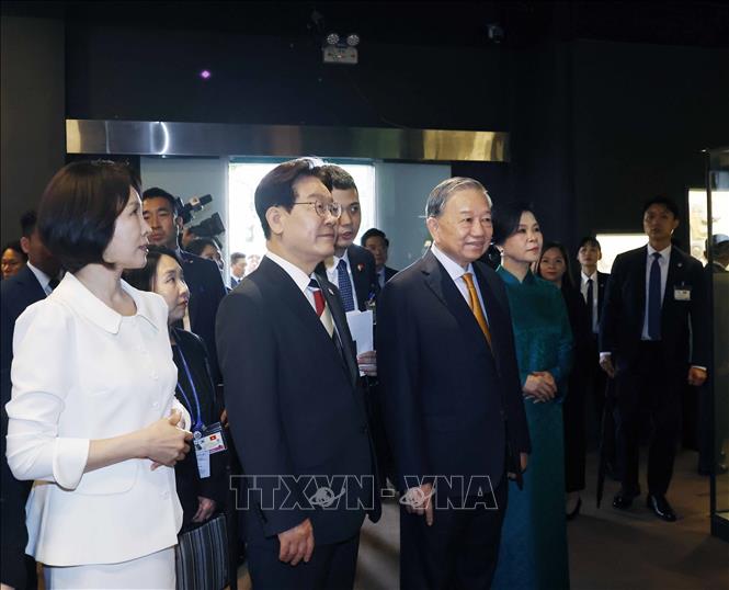 Bet8801234.com cá cược độc quyền, Chủ tịch nước Tô Lâm và Phu nhân Ngô Phương Ly cùng Tổng thống Hàn Quốc Lee Jae Myung và Phu nhân Kim Hye Kyung tham quan Phòng Trưng bày Thăng Long - Hà Nội. Ảnh: Thống Nhất – TTXVN