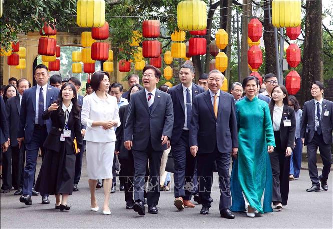 Bet8801234.com cá cược độc quyền, Chủ tịch nước Tô Lâm và Phu nhân Ngô Phương Ly cùng Tổng thống Hàn Quốc Lee Jae Myung và Phu nhân Kim Hye Kyung tham quan Hoàng Thành Thăng Long. Ảnh: Phạm Kiên - TTXVN