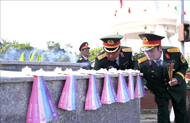 Thiếu tướng Trương Thanh Phong (trái), Phó Tham mưu trưởng Quân khu 9, thắp hương tri ân các anh hùng liệt sĩ. Ảnh: Văn Sĩ - TTXVN