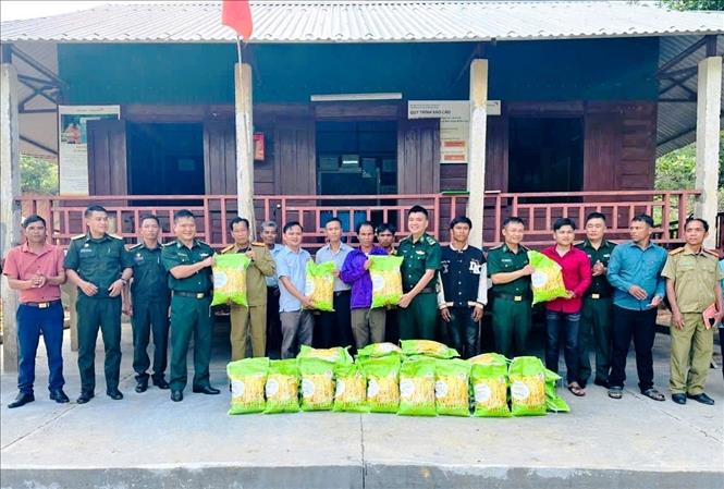 Cán bộ, chiến sĩ Đồn Biên phòng Hướng Phùng (Bộ đội Biên phòng tỉnh Quảng Trị) phối hợp với các đơn vị đồng hành trao quà cho bà con 2026 Bet88.com link không chặn trên địa bàn. Ảnh: Võ Dung - TTXVN 