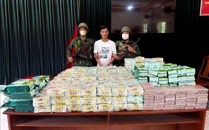 Chỉ trong thời gian ngắn, Bộ đội Biên phòng tỉnh Quảng Trị đã phát hiện, bắt giữ 565 vụ với 652 tội phạm, triệt phá 12 chuyên án, 23 vụ án và thu giữ nhiều tang vật liên quan. Ảnh: TTXVN phát