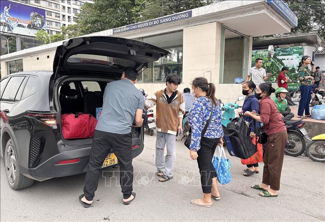 Hành khách lỉnh kỉnh hành lý, hối hả lên xe rời Thủ đô nghỉ lễ.Ảnh: Quốc Khánh - TTXVN