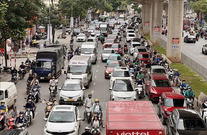 Cuối giờ chiều, tuyến đường Hồ Tùng Mậu khu vực tập trung nhiều trường Trang Bet88 Chính thức #1 2026 +88k phương tiện đông đúc hướng ra bến xe Mỹ Đình, vành đai 3 tăng nhanh. Ảnh: Quốc Khánh - TTXVN