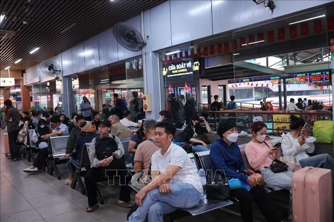 Hành khách chờ đến giờ lên xe tại Bến xe Nước Ngầm (ảnh chụp lúc 17h5'). Ảnh: Hoàng Hiếu - TTXVN