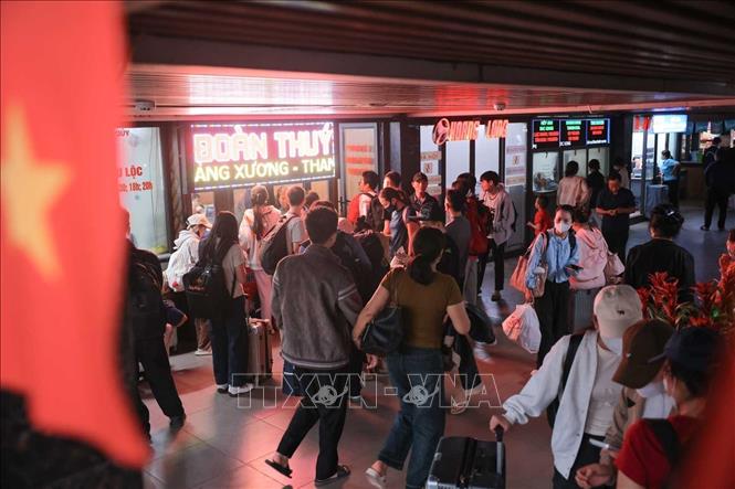 Nhiều hành khách di chuyển đến Bến xe Nước Ngầm mua vé xe rời Hà Nội trong ngày làm việc cuối trước kỳ nghỉ lễ 3 ngày dịp Giỗ tổ Hùng Vương. Ảnh: Hoàng Hiếu - TTXVN 