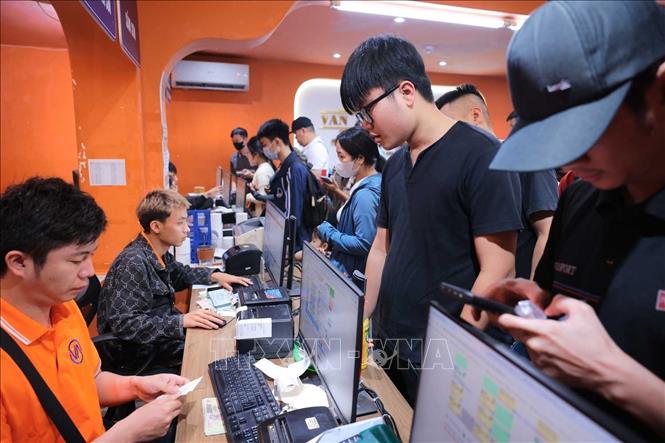 Bến xe Nước Ngầm đón lượng khách tăng đột biến trong ngày làm việc cuối trước kỳ nghỉ lễ 3 ngày dịp Giỗ tổ Hùng Vương. Ảnh: Hoàng Hiếu - TTXVN