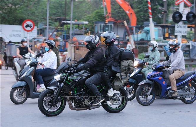 Người dân di chuyển rời Hà Nội từ đường Ngọc Hồi đi Quốc lộ 1 với đồ đạc chằng buộc cẩn thận (ảnh chụp lúc 17h40'). Ảnh: Hoàng Hiếu - TTXVN