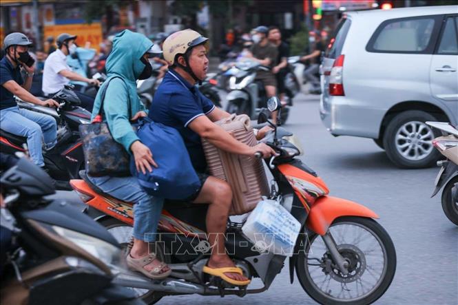 Người dân mang theo hành lý rời Hà Nội đi hướng phía Nam, bắt đầu nghỉ lễ Giỗ Tổ Hùng Vương. Ảnh: Hoàng Hiếu - TTXVN