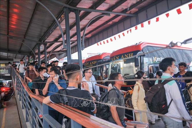 Hành khách di chuyển từ khu vực mua vé ra khu lên xe tại Bến xe Nước Ngầm. Ảnh: Hoàng Hiếu - TTXVN