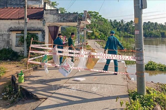 Lực lượng chức năng xã Nhơn Mỹ đã giăng dây và cắm biển báo điểm sạt lở nguy hiểm ở ấp Phú Tây để đảm bảo an toàn cho người dân. Ảnh: Thanh Liêm - TTXVN