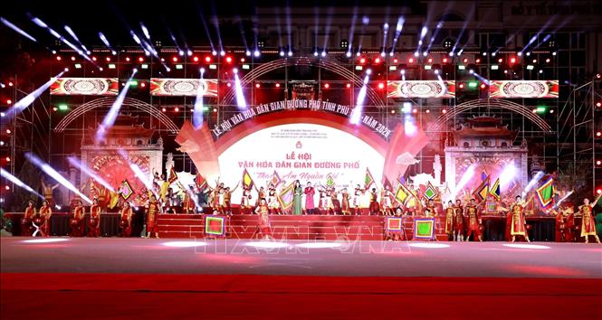 Tiết mục văn nghệ mở màn chương trình. Ảnh: Hoàng Hùng -TTXVN