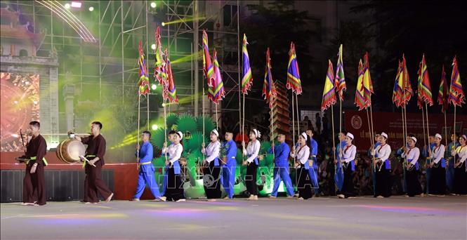 Đoàn diễn trong trang phục đồng bào Mường. Ảnh: Hoàng Hùng – TTXVN 