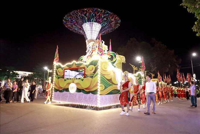 Đoàn diễu hành tái hiện Lễ hội Đền Hùng với nghi thức rước biểu tượng Cha Rồng, Mẹ Tiên. Ảnh: Hoàng Hùng – TTXVN 