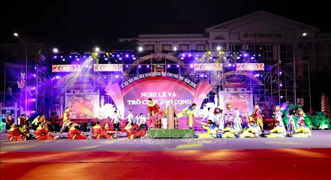 Trình diễn trò chơi dân gian kéo song, thể hiện tinh thần đoàn kết cộng đồng. Ảnh: Hoàng Hùng – TTXVN 