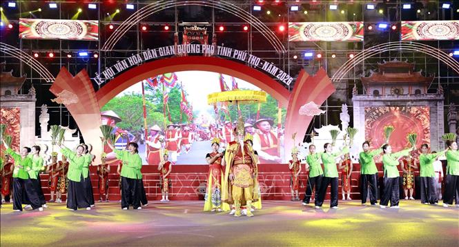 Tái hiện Lễ hội Vua Hùng dạy dân cấy lúa với hình ảnh sản xuất Bet88 WIN tải app ngay truyền thống. Ảnh: Hoàng Hùng – TTXVN 