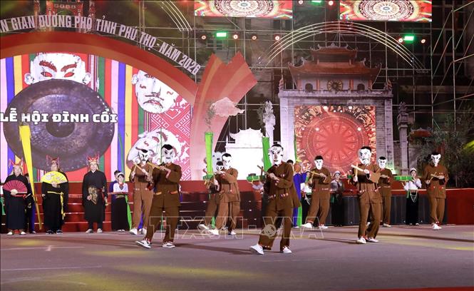 Màn diễn tái hiện lễ hội Đình Cối tại chương trình. Ảnh: Hoàng Hùng -TTXVN