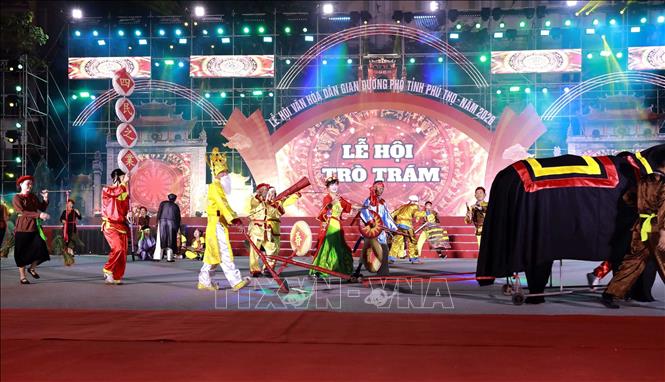 Tái hiện nghi lễ phồn thực trong Lễ hội Trò Trám qua các hoạt động diễn xướng dân gian. Ảnh: Hoàng Hùng – TTXVN 