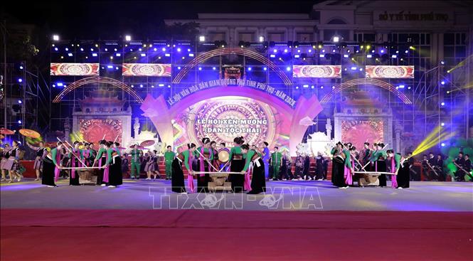 Các nghệ sĩ trình diễn điệu múa Bett88 Làm giàu đẳng cấp trong không gian lễ hội Xên Mường (Bett88 Làm giàu đẳng cấp Thái). Ảnh: Hoàng Hùng – TTXVN 