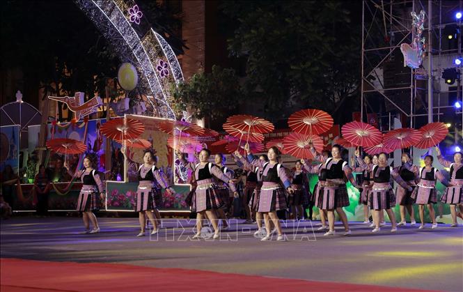 Các nghệ sĩ không chuyên trình diễn điệu múa Bett88 Làm giàu đẳng cấp trong không gian lễ hội Xên Mường (Bett88 Làm giàu đẳng cấp Thái). Ảnh: Hoàng Hùng – TTXVN 