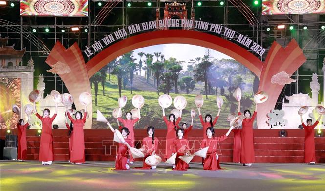 Trình diễn điệu múa nón tượng trưng cho hoạt động của làng nghề nón lá Sai Nga kết hợp trình diễn thao tác làm nón truyền thống. Ảnh: Hoàng Hùng – TTXVN 