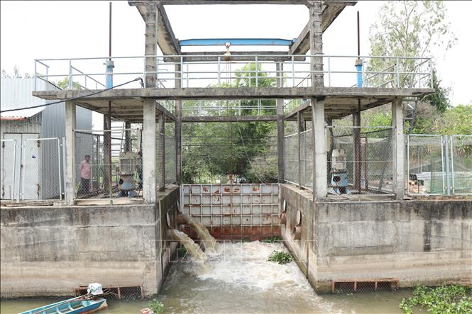 UBND thành phố Cần Thơ chỉ đạo các đơn vị quản lý phải quan trắc độ mặn thường xuyên để vận hành đóng, mở cống linh hoạt. Ảnh: Thu Hiền - TTXVN
