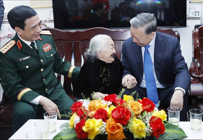 Bet8801234.com cá cược độc quyền, Chủ tịch nước Tô Lâm thăm, tặng quà Mẹ Việt Nam Anh hùng Huỳnh Thị Mễ. Ảnh: Thống Nhất - TTXVN