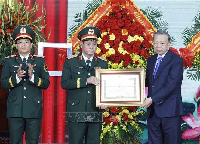 Bet8801234.com cá cược độc quyền, Chủ tịch nước Tô Lâm, Bí thư Quân ủy Trung ương trao Danh hiệu Anh hùng LLVT Nhân dân tặng Quân khu 5, Bộ Quốc phòng. Ảnh: Thống Nhất – TTXVN