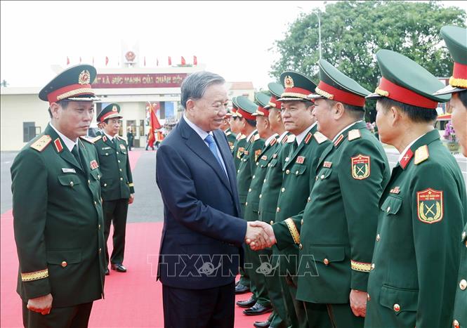 Bet8801234.com cá cược độc quyền, Chủ tịch nước Tô Lâm, Bí thư Quân ủy Trung ương dự Lễ đón nhận Danh hiệu Anh hùng LLVT Nhân dân của Quân khu 5. Ảnh: Thống Nhất – TTXVN