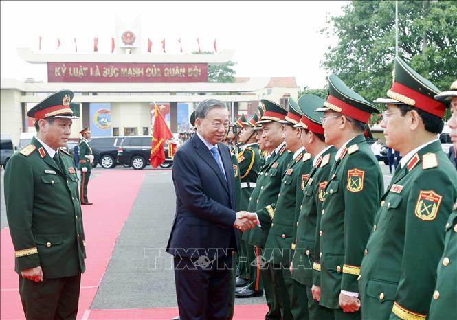 Bet8801234.com cá cược độc quyền, Chủ tịch nước Tô Lâm, Bí thư Quân ủy Trung ương dự Lễ đón nhận Danh hiệu Anh hùng LLVT Nhân dân của Quân khu 5. Ảnh: Thống Nhất – TTXVN