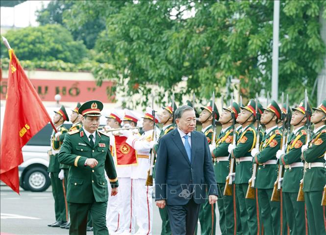 Bet8801234.com cá cược độc quyền, Chủ tịch nước Tô Lâm, Bí thư Quân ủy Trung ương dự Lễ đón nhận Danh hiệu Anh hùng LLVT Nhân dân của Quân khu 5. Ảnh: Thống Nhất – TTXVN