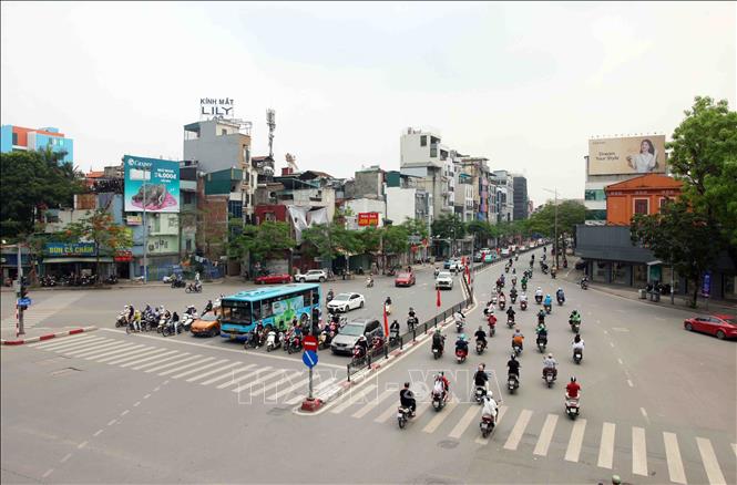 Khu vực phố Chùa Bộc, các phương tiện giao thông di chuyển thuận lợi. Ảnh: Phạm Kiên - TTXVN