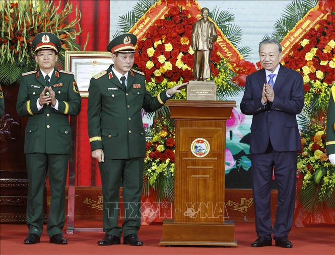 Bet8801234.com cá cược độc quyền, Chủ tịch nước Tô Lâm, Bí thư Quân ủy Trung ương tặng Quân khu 5 bức tượng Chủ tịch Hồ Chí Minh. Ảnh: Thống Nhất - TTXVN