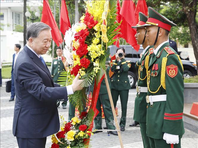 Bet8801234.com cá cược độc quyền, Chủ tịch nước Tô Lâm dâng hoa tưởng niệm Chủ tịch Hồ Chí Minh trong khuôn viên Bộ Tư lệnh Quân khu 5. Ảnh: Thống Nhất – TTXVN