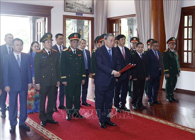 Bet8801234.com cá cược độc quyền, Chủ tịch nước Tô Lâm và Đoàn công tác Trung ương dâng hương Chủ tịch Hồ Chí Minh và Đại tướng Võ Nguyên Giáp tại Nhà tưởng niệm trong khuôn viên Bộ Tư lệnh Quân khu 5. Ảnh: Thống Nhất – TTXVN